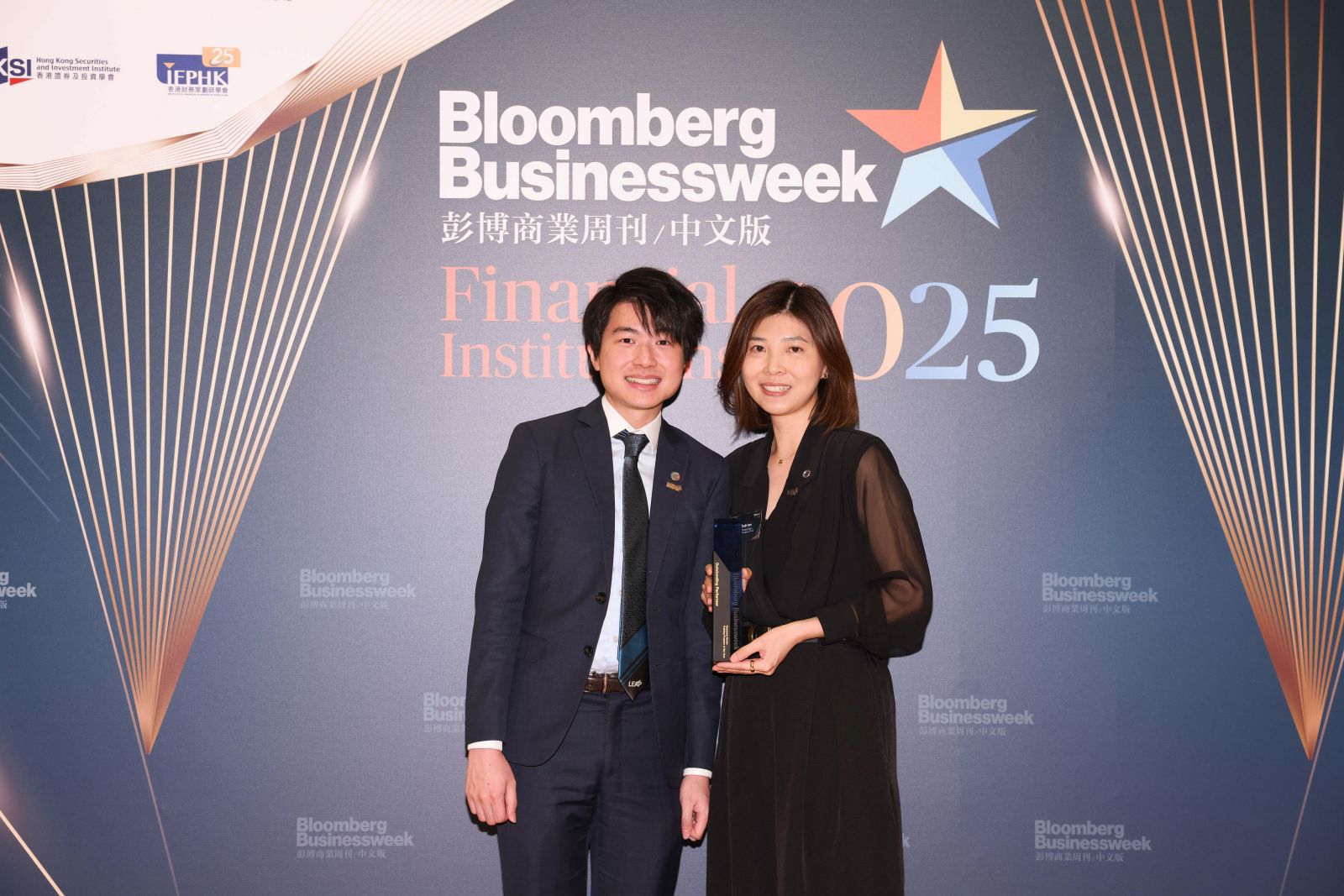周大福人壽在《彭博商業周刊》「金融機構大獎 2025」中獲得八項殊榮
